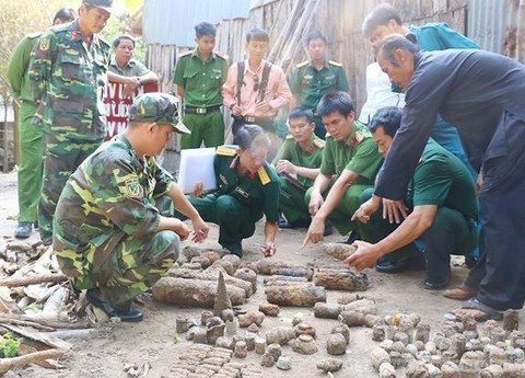 Phat hien hang tram qua dan, phao trong vuon nha hinh anh