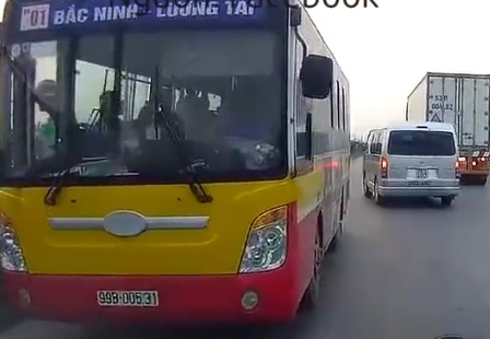 Xe buyt di nguoc chieu tren duong cao toc. hinh anh