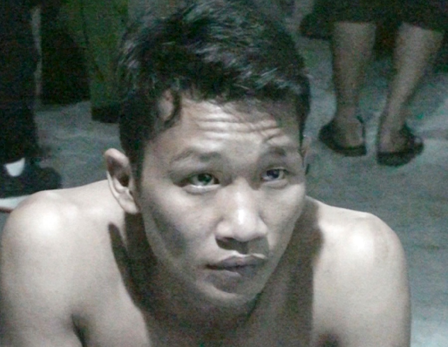 Nhan vien quan bar bat nguoi doi tien chuoc hinh anh