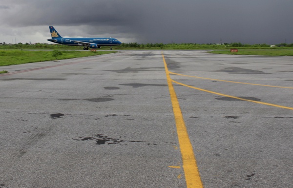 Vi sao nhieu tau bay bi cat lop o Noi Bai, Tan Son Nhat? hinh anh