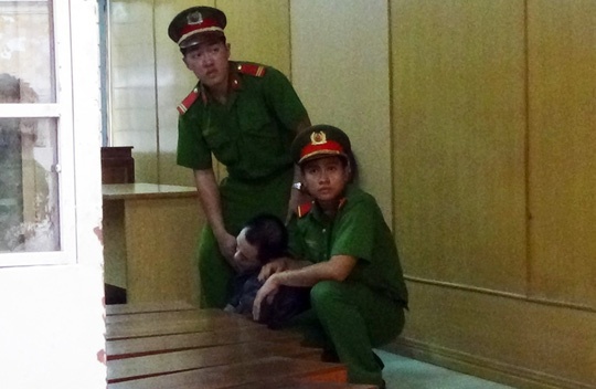 Tướng cướp ngất xỉu khi tuyên tử hình ảnh 2 Tuong cuop ngat xiu khi tuyen tu hinh anh 2