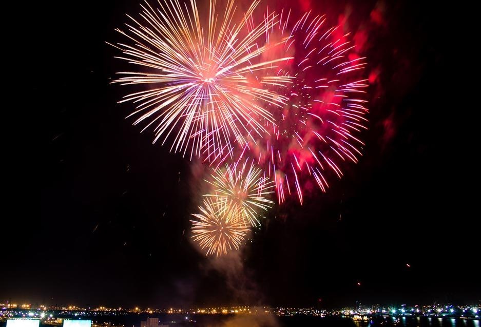 TP.HCM to chuc ban phao hoa tai 2 diem dip 30/4 hinh anh