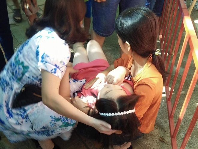 Dut cap tro choi, hai chau nho bi roi xuong tu do cao hon 4 m hinh anh