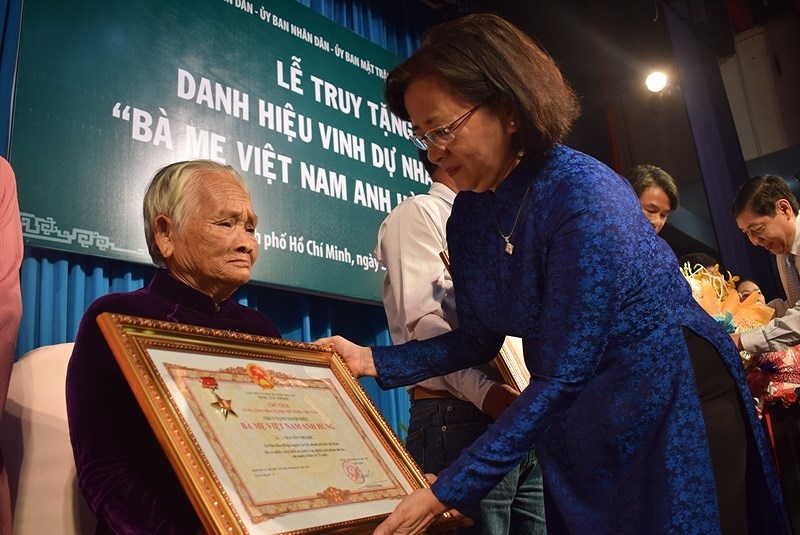 'Chua nhan giay bao tu, me van doi anh ve…' hinh anh