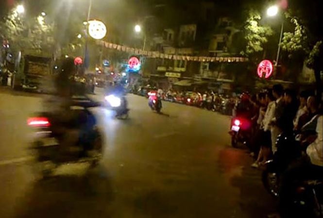 Khoi to nhom cam dau to chuc dua xe quanh ho Guom hinh anh