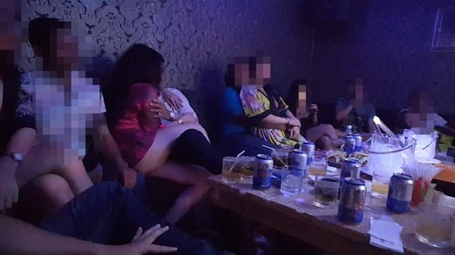Thac loan ben trong cac nha hang khu trung tam Sai Gon hinh anh
