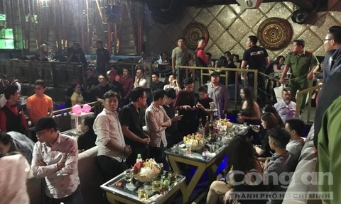 Thanh niên nhảy nhót trong quán bar ảnh 1 Thanh nien nhay nhot trong quan bar anh 1