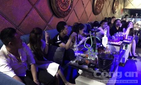 Thanh niên nhảy nhót trong quán bar ảnh 2 Thanh nien nhay nhot trong quan bar anh 2