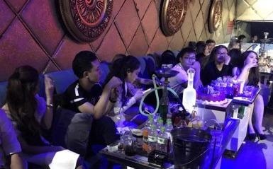 Hon 70 thanh nien nhay nhot luc rang sang trong quan bar hinh anh