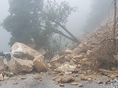 Sat lo dat da, 4 nguoi bi vui lap hinh anh