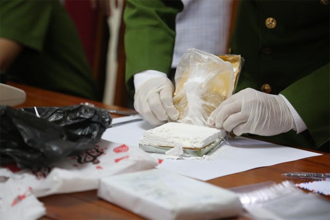 Tien ty cua 'nu quai' trong duong day mua ban, tang tru 20 banh heroin hinh anh