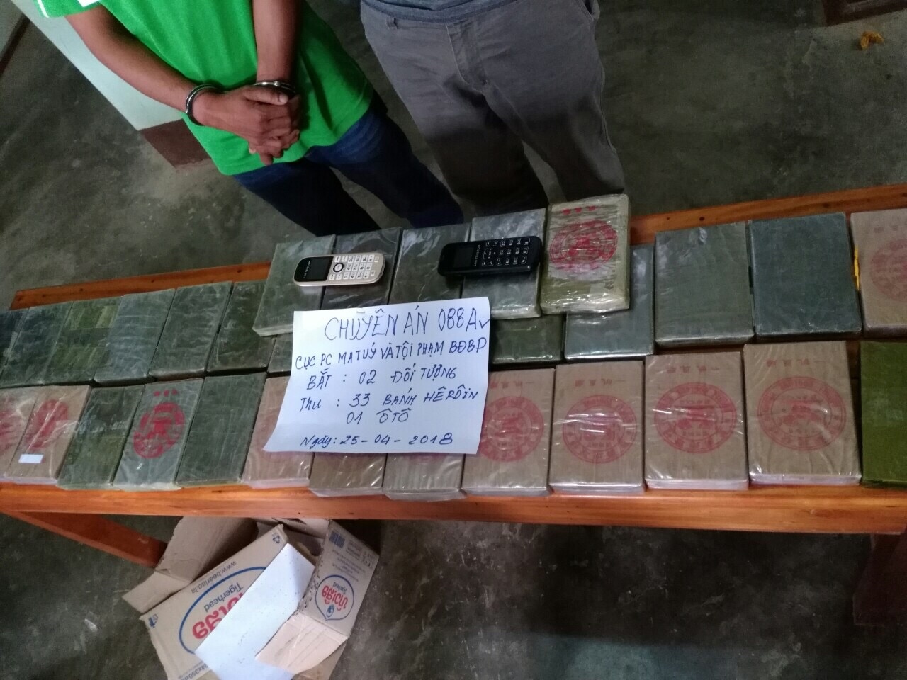 Chan hai nguoi nuoc ngoai cung 33 banh heroin hinh anh