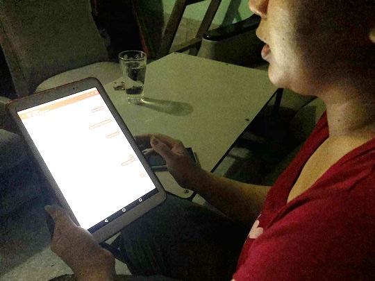 Nu cong nhan nghen ngao ke bi ga trai Tay dua vao bay hinh anh