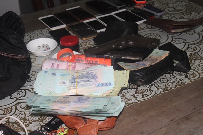 Pha song bac quy mo lon co trang bi sung tren ngon doi hoang vang hinh anh