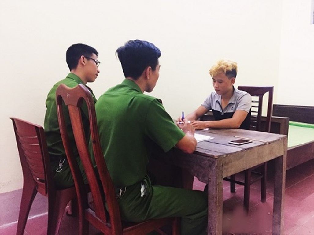 Bat ga trai cuong buc co gai trong nha hoang hinh anh