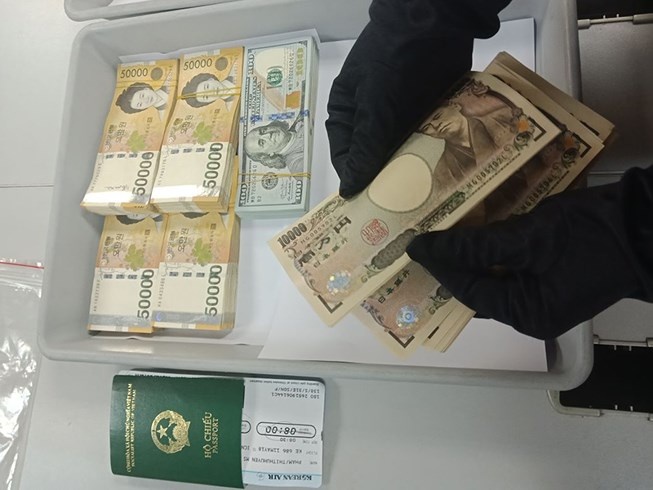 Nu hanh khach mang so ngoai te lon qua Tan Son Nhat hinh anh