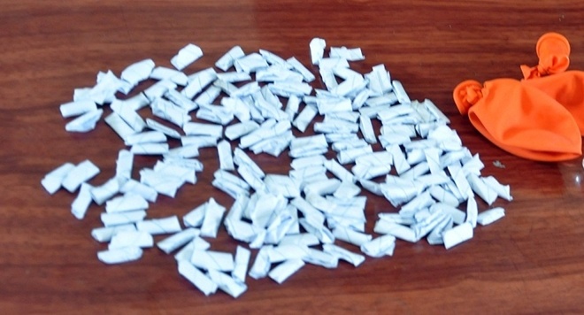 Giau 175 goi heroin vao 2 qua bong bay dinh vuot bien sang Trung Quoc hinh anh