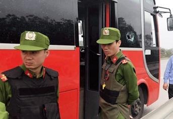 Nhom thanh nien duoi theo xe khach tren cao toc de... nem da hinh anh