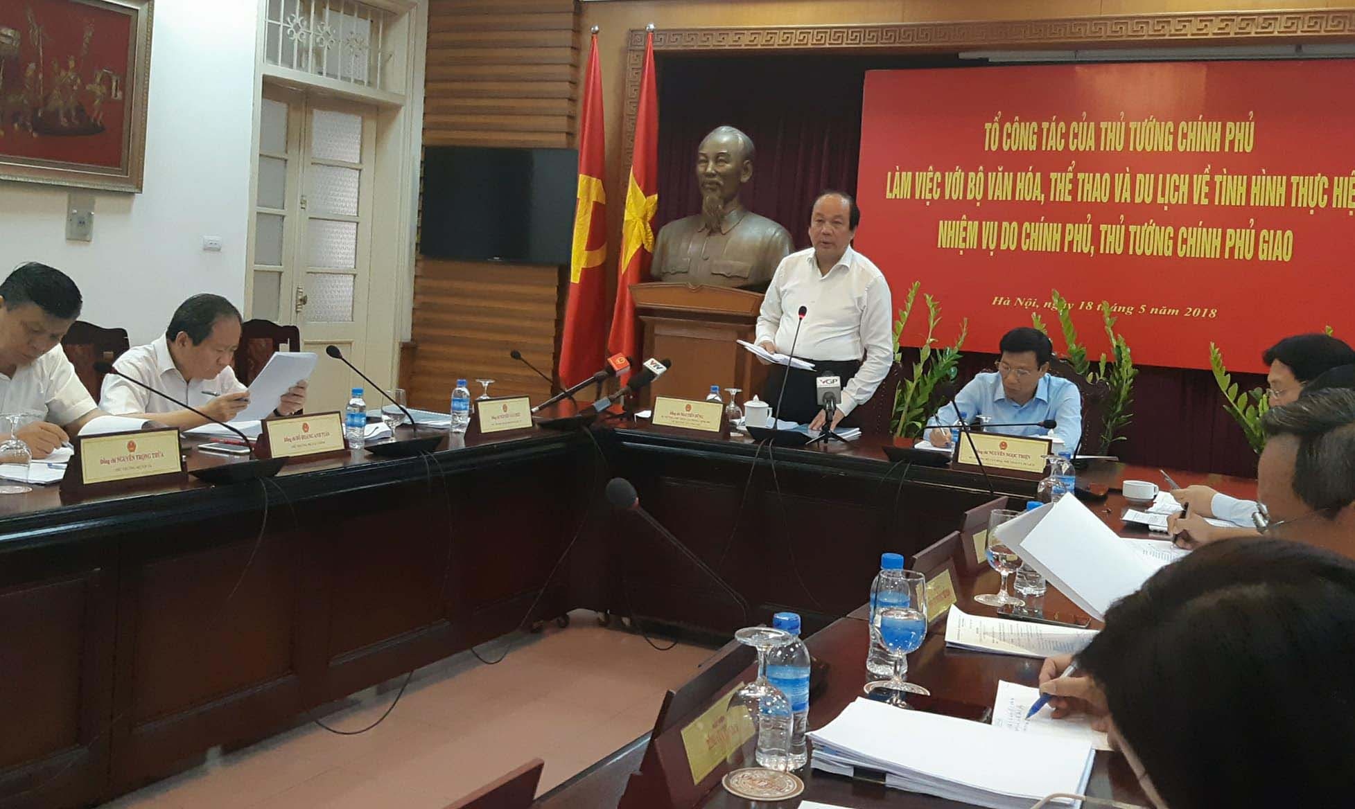 Khach TQ mac ao in luoi bo anh 1