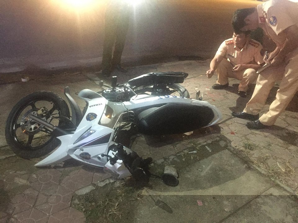 Truy duoi gan 100 km, khong che tai xe lao xe vao canh sat hinh anh