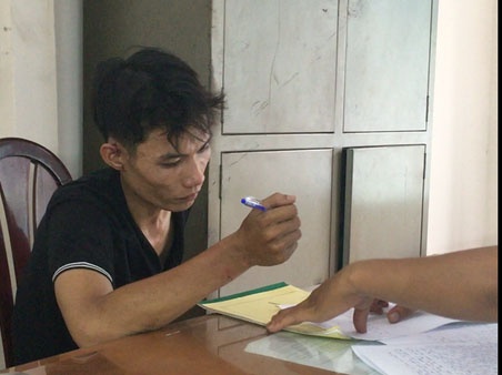 Hai ke trom co 5 tien an 'dua nong' cung trinh sat o Sai Gon hinh anh