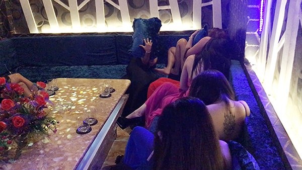 Nữ tiếp viên nhà hàng Sài Gòn múa thoát y ảnh 1 Nu tiep vien nha hang Sai Gon mua thoat y anh 1