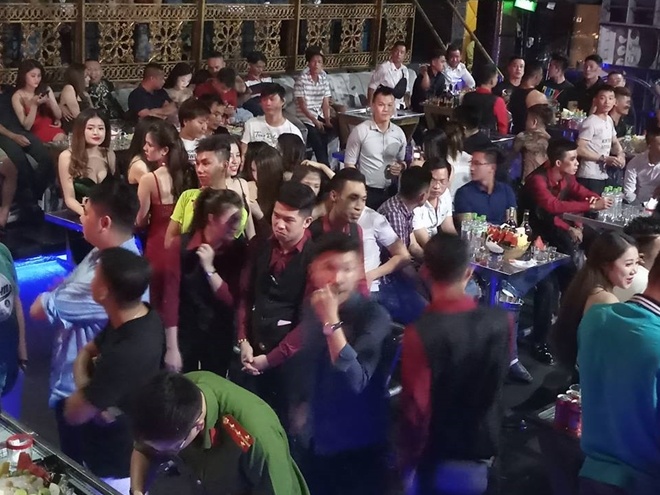 Dua 70 'dan bay' nghi su dung ma tuy trong DC Club ve xu ly hinh anh