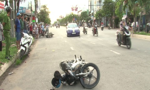 Lai oto ruot bat 2 ten cuop giat tren duong hinh anh