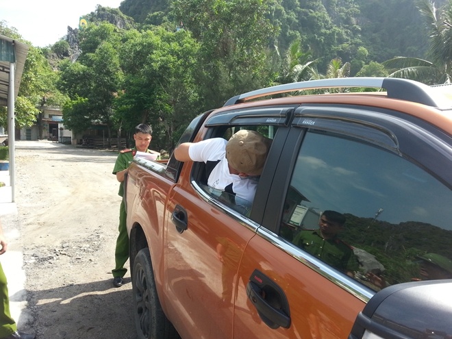 Dap kinh oto trom dien thoai Vertu, the ngan hang di mua vang hinh anh