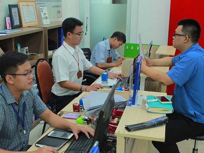 Can bo lam them gio de dan bot cuc hinh anh