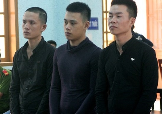 thieu nien dung sung ban chet hoc sinh anh 1