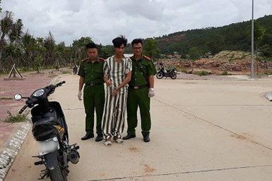 Di dao duoi ban trai di, khong che hiep dam nguoi ban gai hinh anh