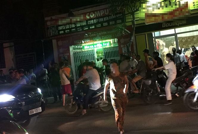 Cong an dieu tra thong tin co gai bi cuong hiep trong cua hang hinh anh