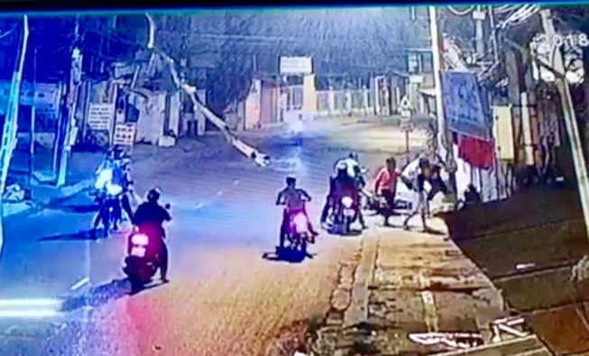Bat nhom dot phao, chem nham nguoi giua duong o quan 9 hinh anh