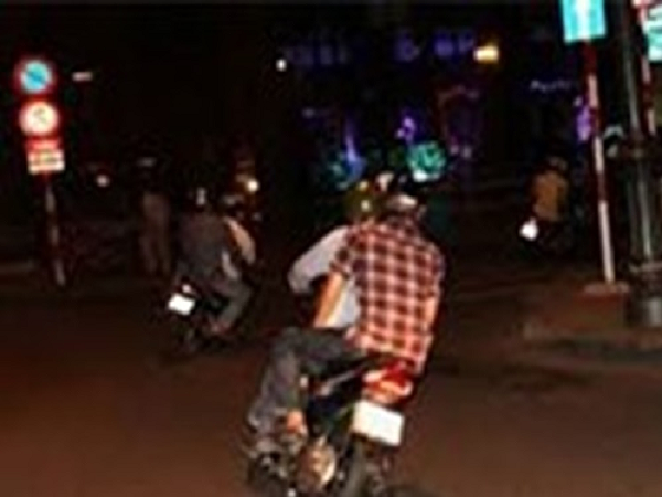 Truy xet nhom nguoi dung dao khong che cuop xe SH tao ton trong dem hinh anh