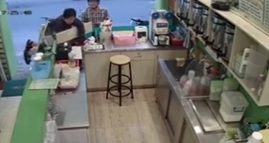 Hai cha con trom cap o quan tra sua hinh anh