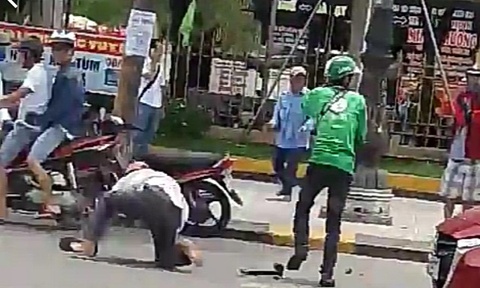Tai xe GrabBike va xe om truyen thong hon chien, mot nguoi bi thuong hinh anh