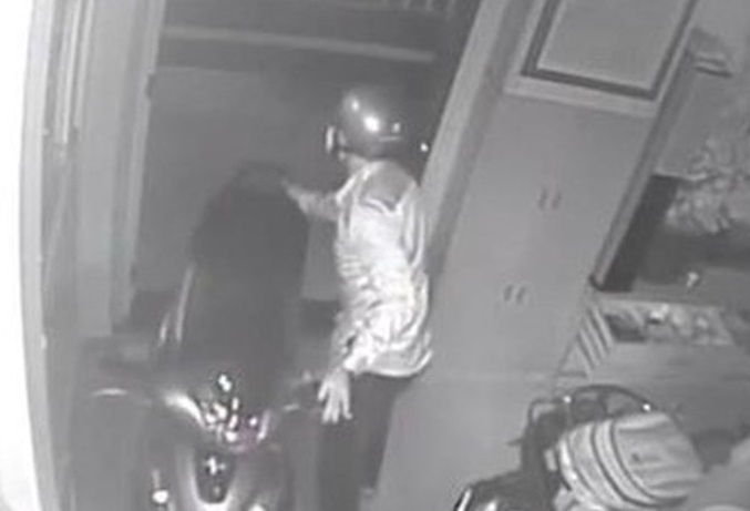 Bi bat vi trom xe may co coi canh bao hinh anh