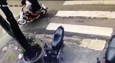Duoi theo hai ten cuop giat dien thoai, tong vao xe tai tu vong hinh anh