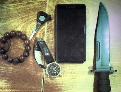 An ninh chan hai thanh nien mang dao vao san bay Tan Son Nhat hinh anh