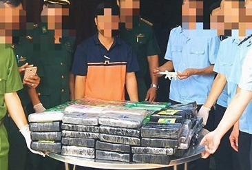 Chu lo hang co chua 100 banh cocain da den cong an lam viec hinh anh