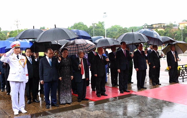 Lanh dao Dang, Nha nuoc dang huong tuong niem cac Anh hung liet si hinh anh