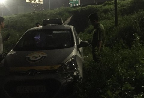 Cho khach chay long vong 3 tinh trong dem, lai xe taxi bi cua co hinh anh