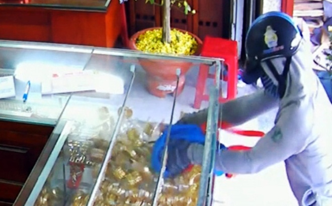 Bat nong hai ten chuyen cuop giat tai cac tiem vang hinh anh
