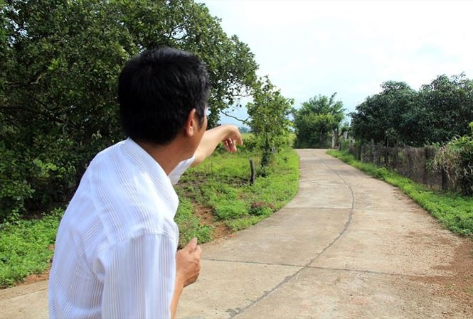 Kiem tra viec lam duong be tong vao tan nha chu tich xa hinh anh