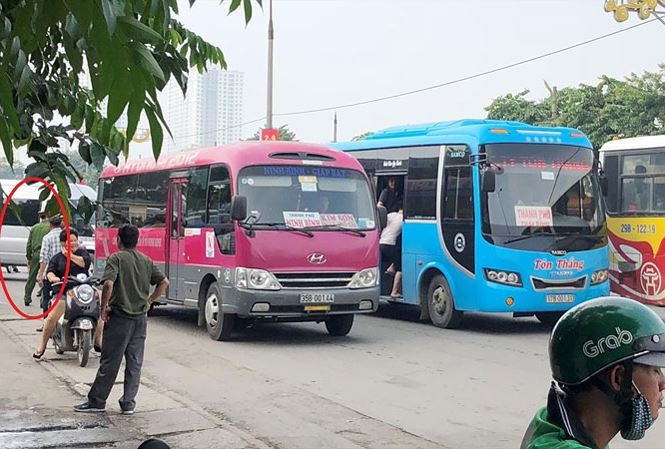 Cong an dung nhin xe khach vi pham hinh anh