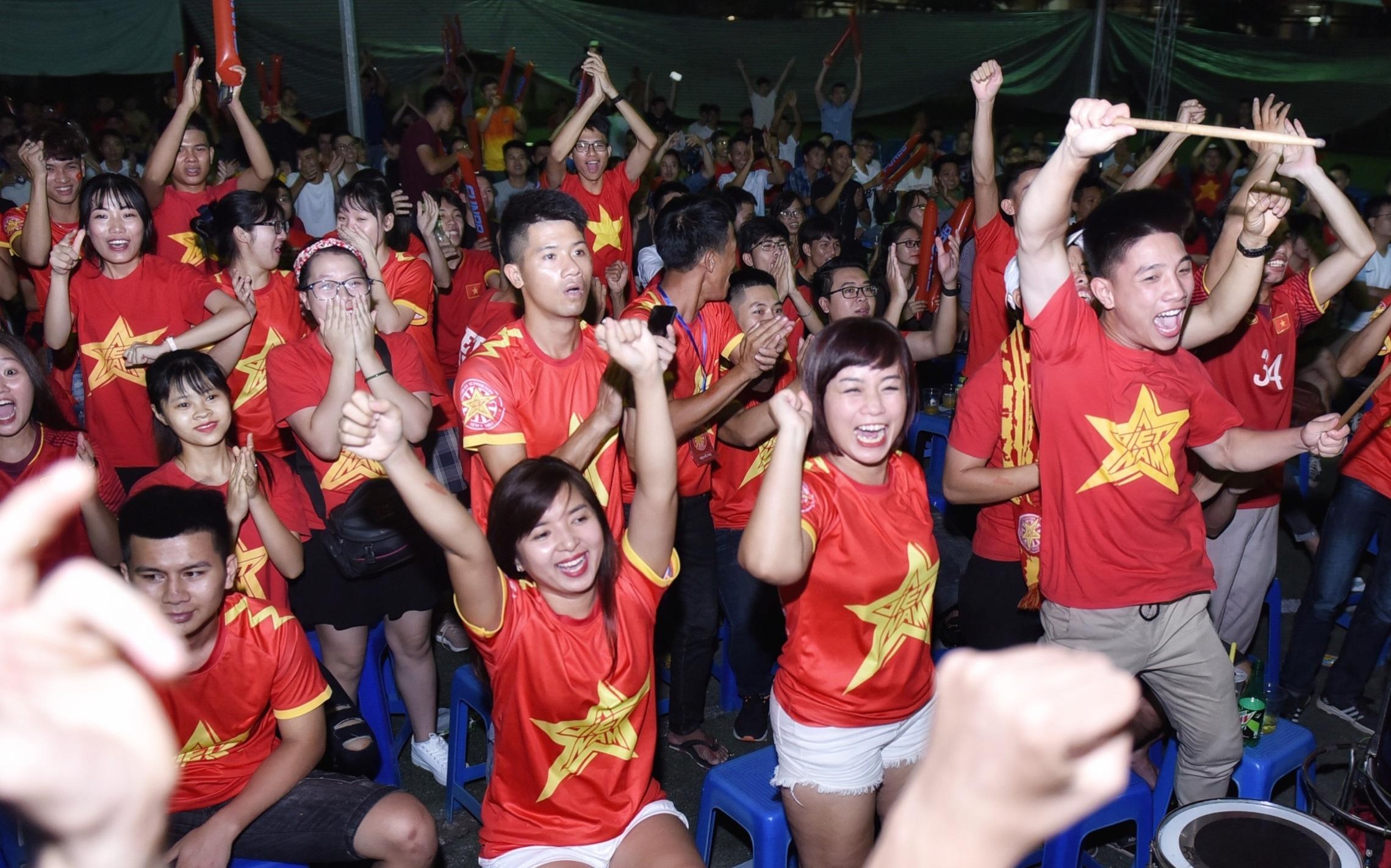 Co dong vien vo oa khi Cong Phuong ghi ban cho Olympic Viet Nam hinh anh