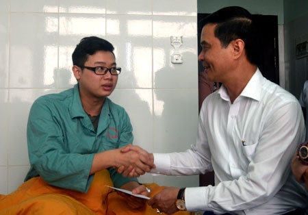 hành hung bác sĩ ảnh 2 hanh hung bac si anh 2
