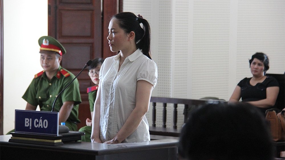 Gia chu ky khach hang chiem 212 ty, nu can bo linh an chung than hinh anh