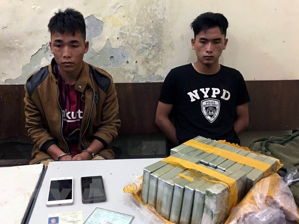 Bat qua tang hai anh em van chuyen trai phep 18 banh heroin hinh anh